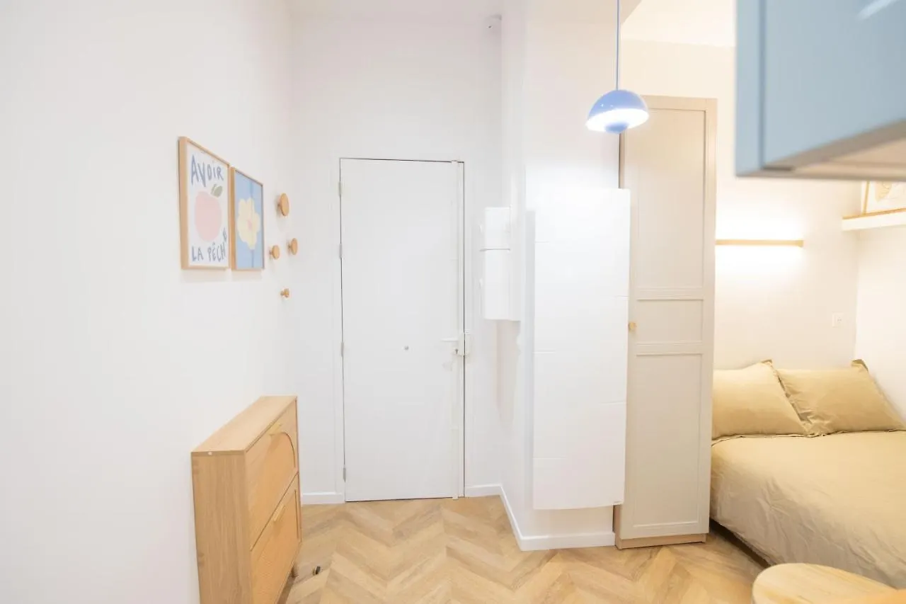 Apartment Charmant Studio_ Champs-Elysees Paris