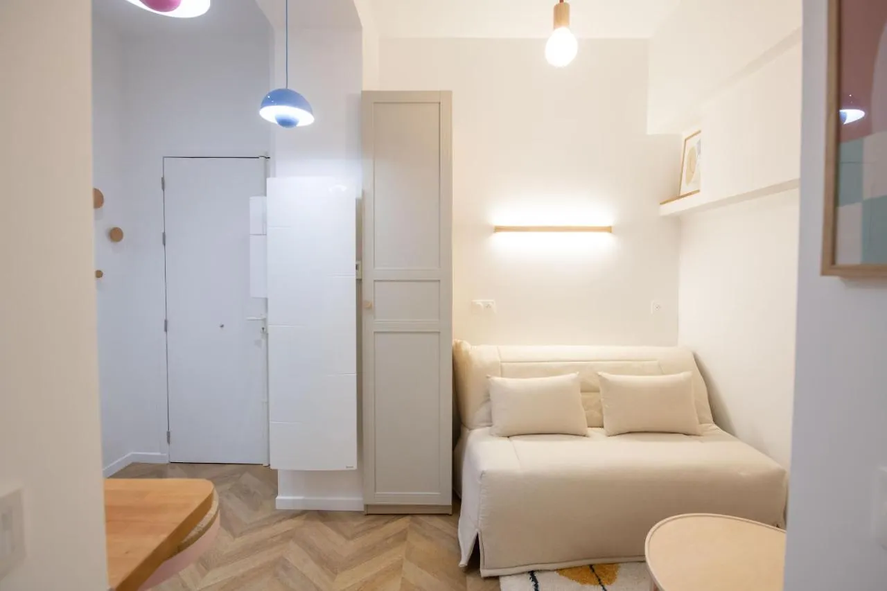 Apartment Charmant Studio_ Champs-Elysees Paris
